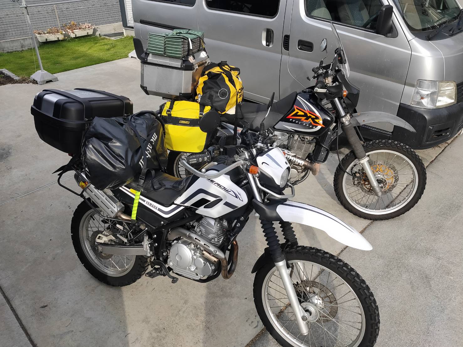 キャンプ道具をバイクに満載するには？サイドバッグ、シートバッグ